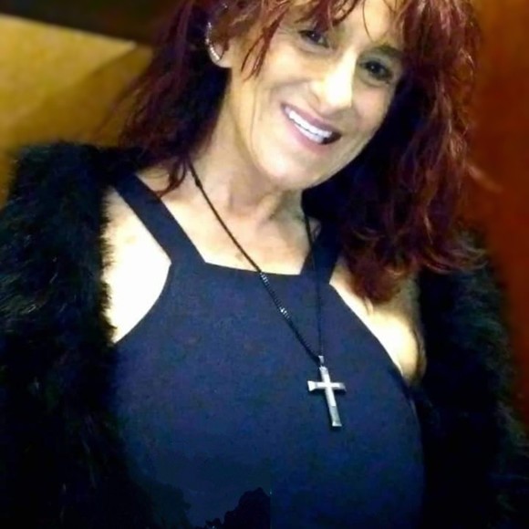 Meet your Posher, Laura - Picture 1 of 1